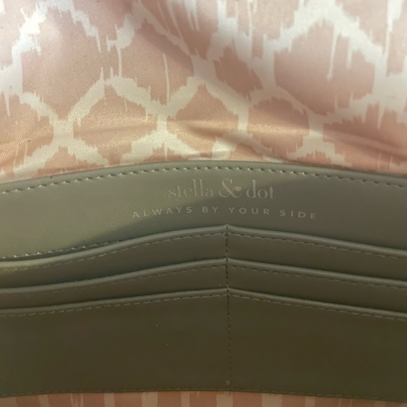 Stella and dot grey and silver clutch with detachable shoulder strap. - Picture 3 of 4